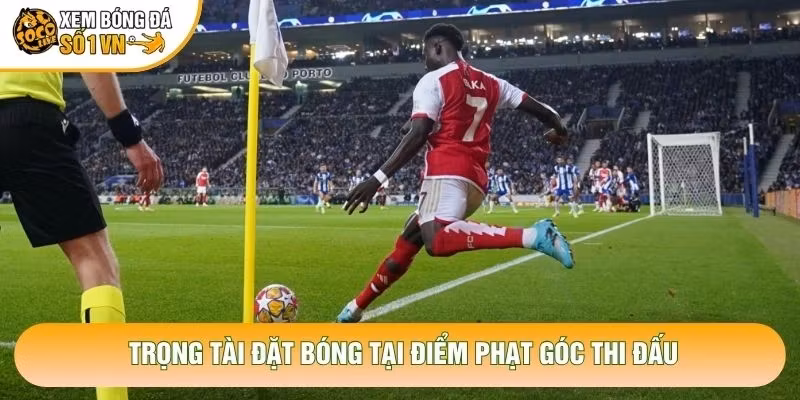 Trọng tài đặt bóng tại điểm phạt góc thi đấu